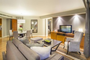 元朗西鐵站旁, 單楝洋樓出租